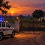 ग्रामीण फार्म के प्रवेश द्वार पर पुलिस वाहन — प्रतीकात्मक चित्र